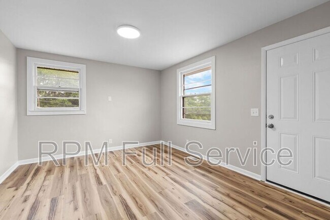 Foto del edificio - 895 W Sharpe Avenue