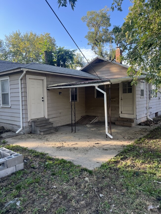 Building Photo - 311 NE Paramore St