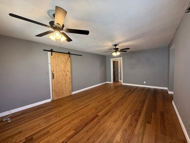 Foto del edificio - 422 Angelo Blvd