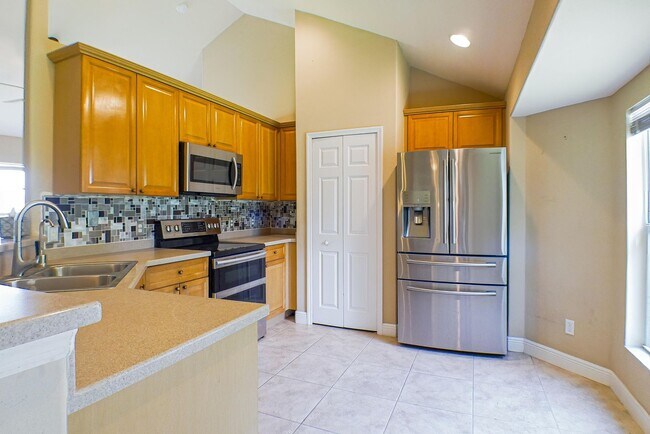 Building Photo - Beautiful 3 beds 2 bath 2-story home overv...