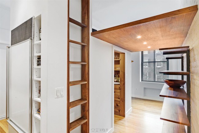 Building Photo - 260 W 21st St