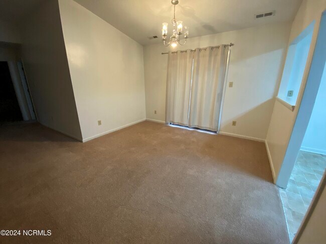 Building Photo - 612 Independence Dr