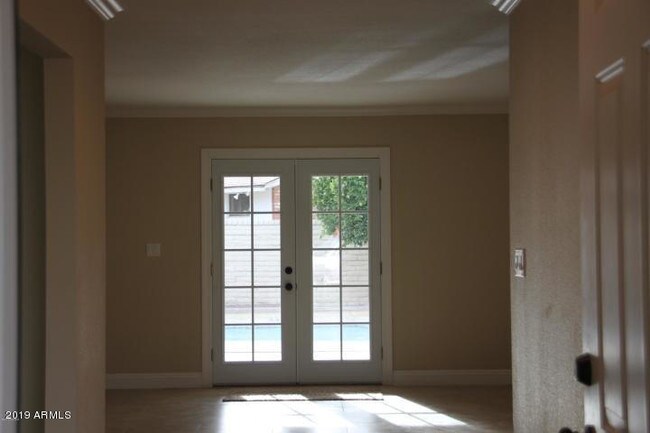 Building Photo - 906 E Jasmine St
