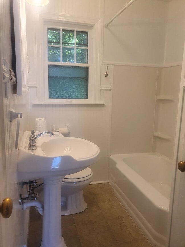 Building Photo - Two Bedroom House in Alton