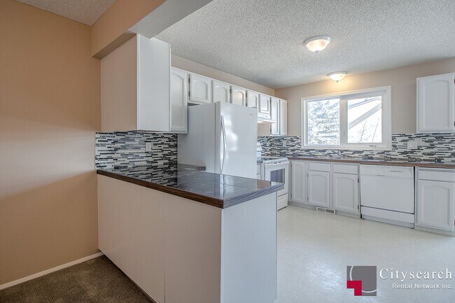 Photo du bâtiment - 1190-1190 Ranchview Rd NW