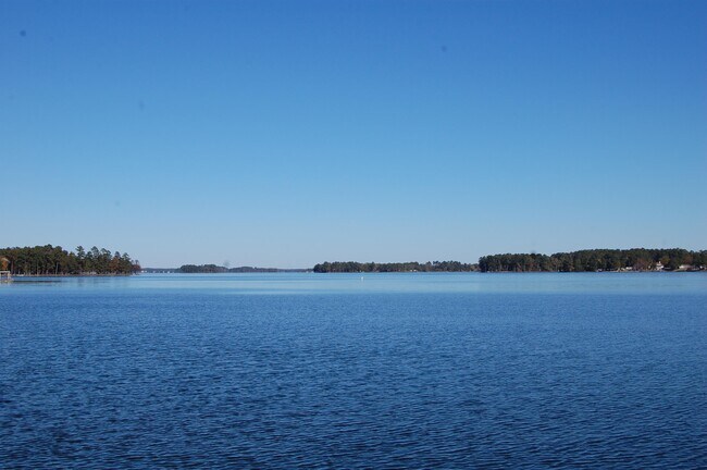 Foto del edificio - 180 Lakeshore Dr