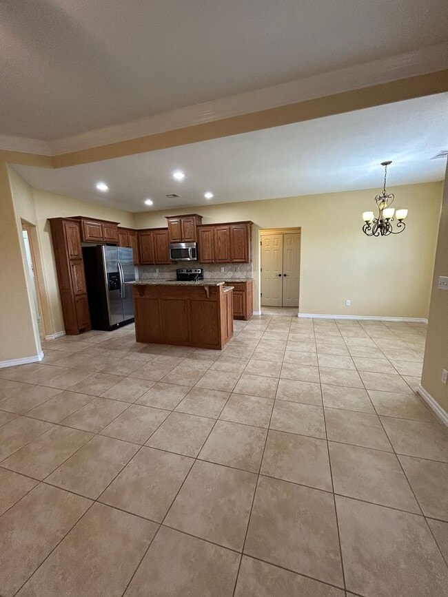 Building Photo - 4 bedroom, 2 bathroom NOW Available!