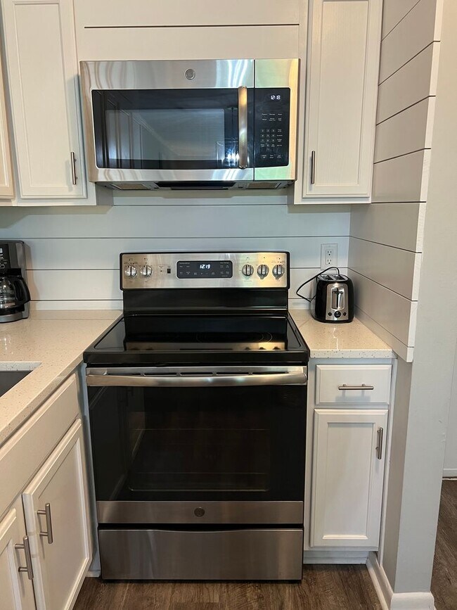 Foto del edificio - Walk to the Beach! Beautifully Remodeled/Furnished Fiddler's Cove