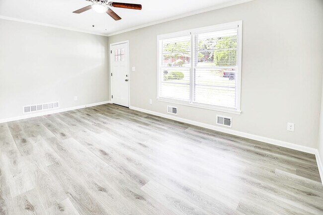 Building Photo - 3582 Highwood Dr Sw