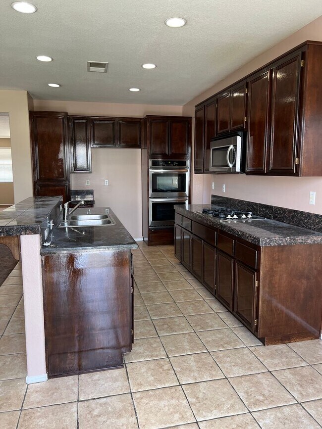 Foto del edificio - Spacious 5 Bedroom 3 Bath home in Rancho Cucamonga
