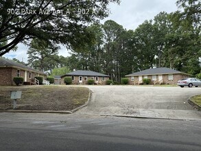 Building Photo - 902 Park Ave W