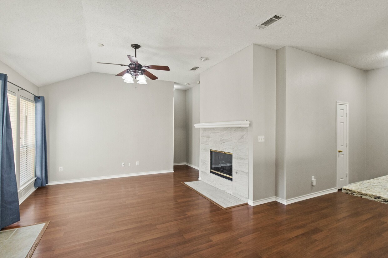 Foto principal - 8200 Stern St