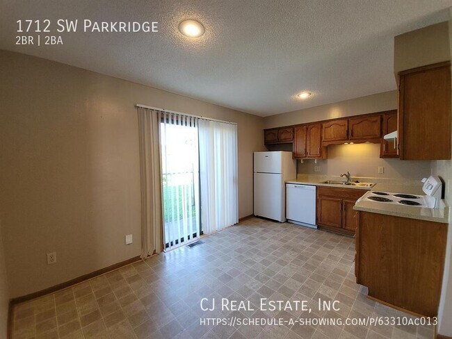 Building Photo - 1712 SW Parkridge-