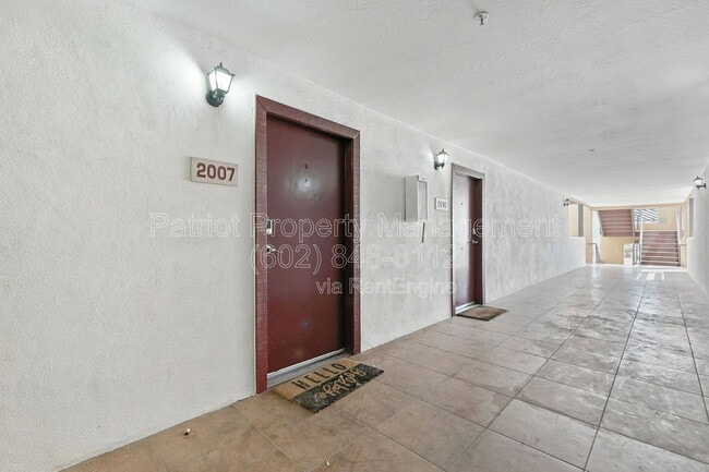 Building Photo - 1005 E 8th St