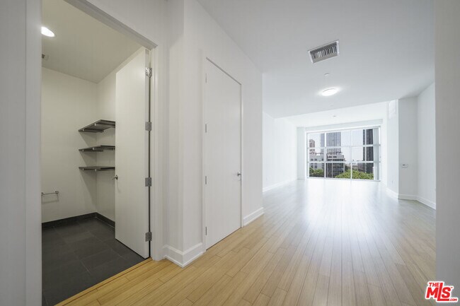Foto del edificio - 3223 W 6th St