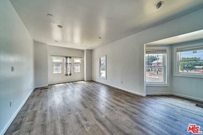Building Photo - 1045 S Union Ave