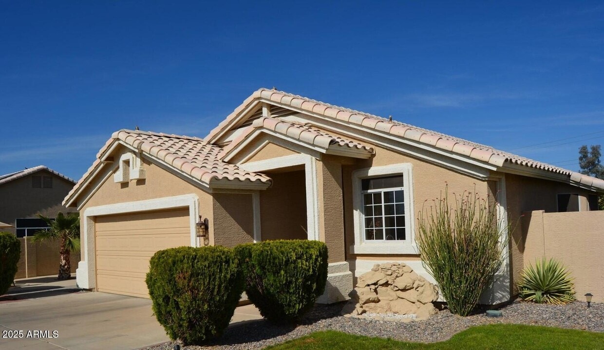 Primary Photo - 18231 N Coyote Lakes Pkwy