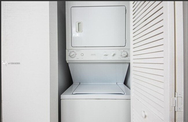 Lavandería en el baño - 41 SE 5th St