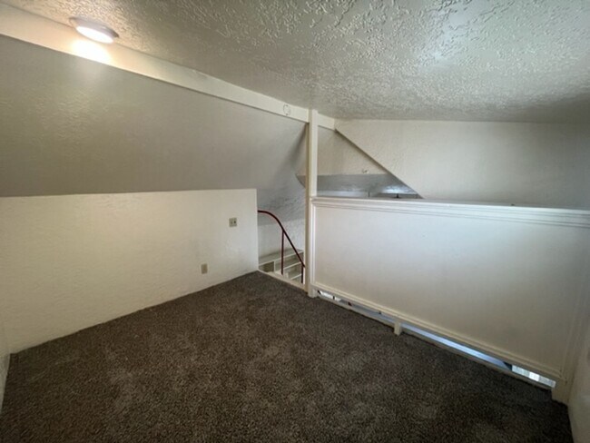 Building Photo - Unique Loft Style 1 Bedroom In the SE!