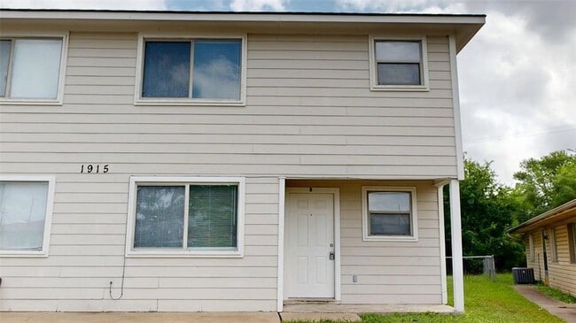 Photo - 1915 Pine Tree Dr Apartment