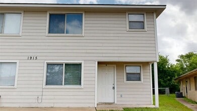 Building Photo - 1915 Pine Tree Dr