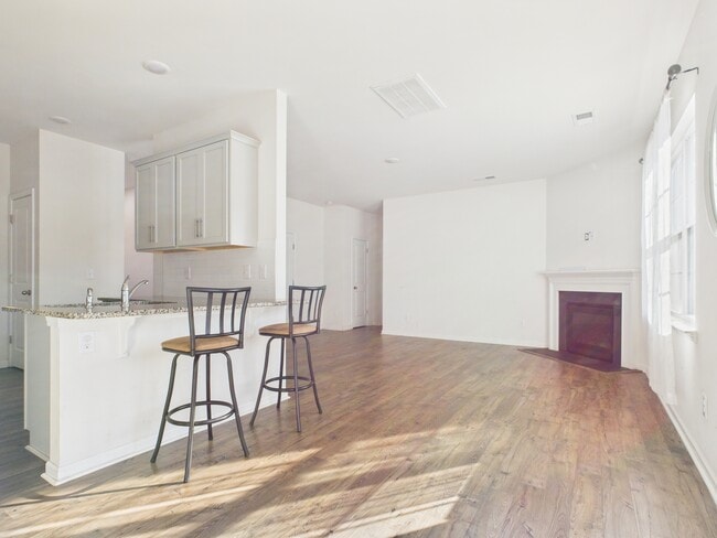 Building Photo - 2032 Highland Knoll Dr