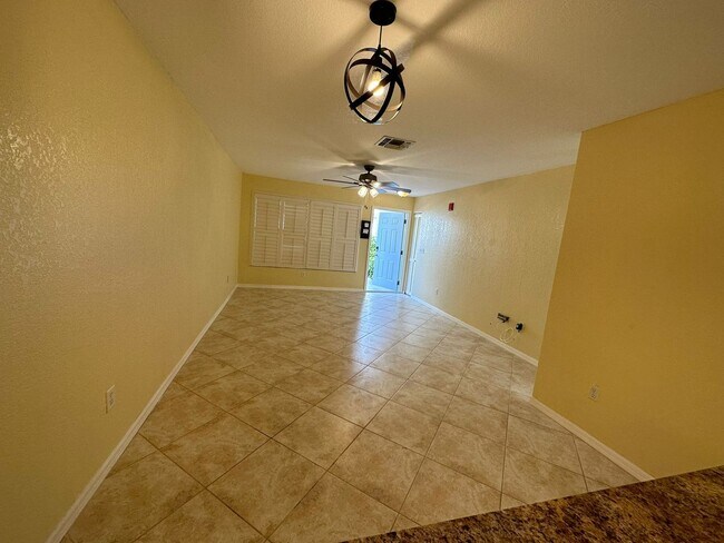 Building Photo - ** 2/2 UNFURNISHED FIRST FLOOR UNIT READY ...