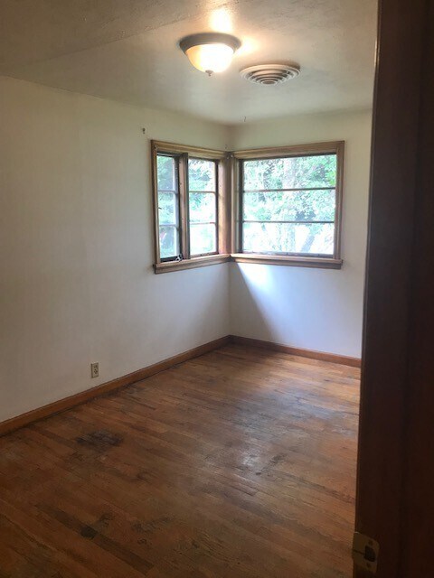 Building Photo - 1418 W Dickerson St