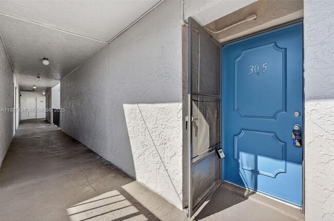 Foto del edificio - 3100 Riverside Dr