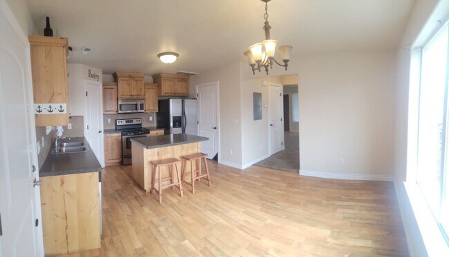 Foto del edificio - 3 bed, 1.5 bath End Unit in The Meadows To...