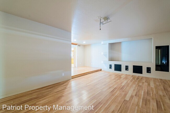 Building Photo - 3 br, 3 bath House - 5802 W Frier Dr