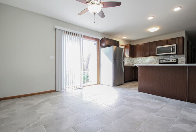 Building Photo - 3 Bedroom / 2.5 Bathroom House Available N...