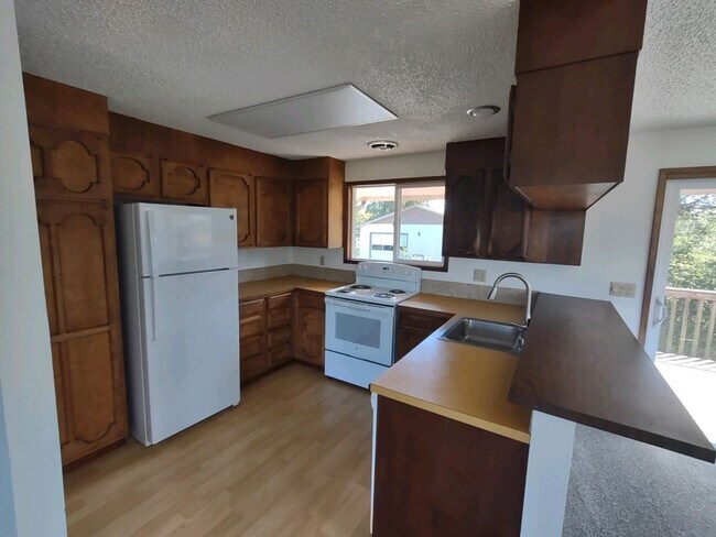 Building Photo - Large 2+ bedroom 2.56 bath home with large...