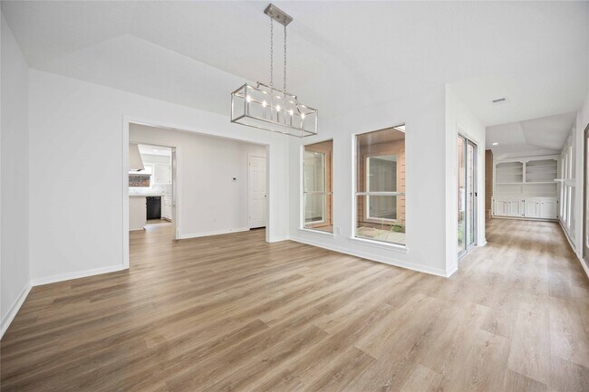 Foto del edificio - 14143 Hillvale Dr