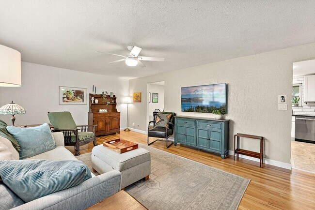 Building Photo - Spacious 4 Bed Lakewood Home w/ 2 Kitchens...