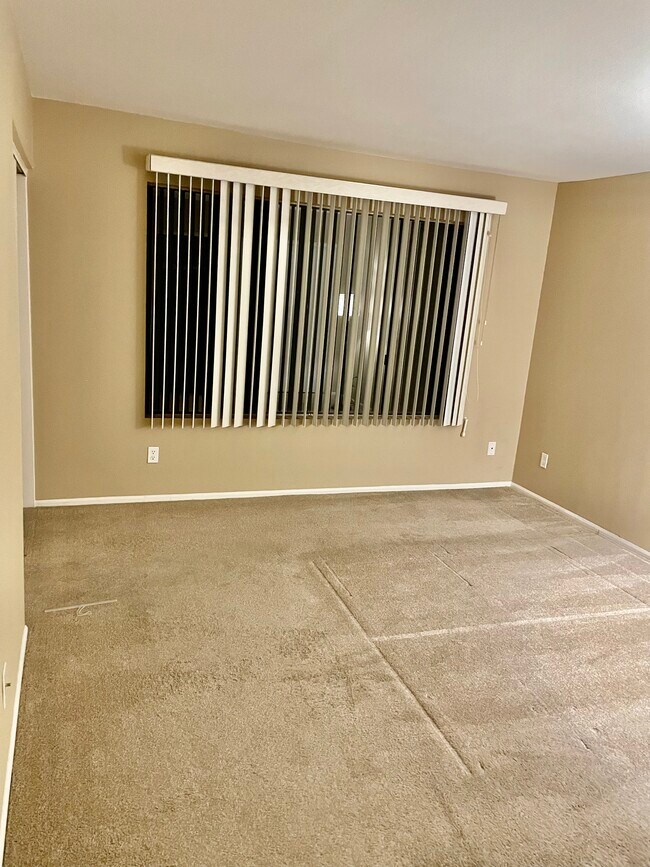 Master bedroom - 10055 E Mountainview Lake Dr