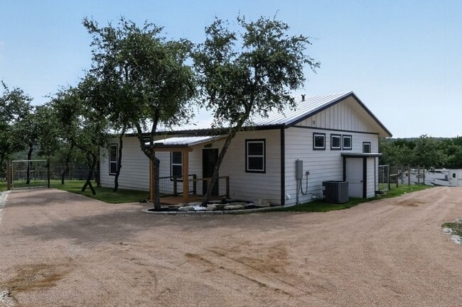 Building Photo - 1130 Circle Acres