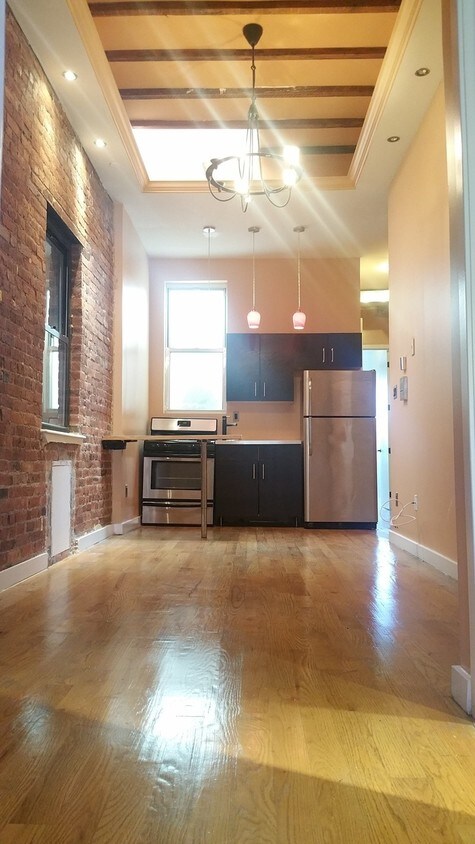 Primary Photo - 1066 Putnam Ave
