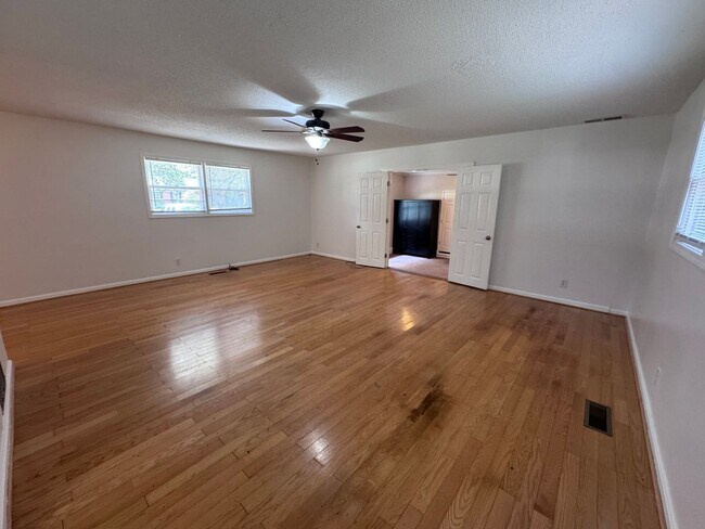Foto del edificio - 1709 Oak Hill Dr S