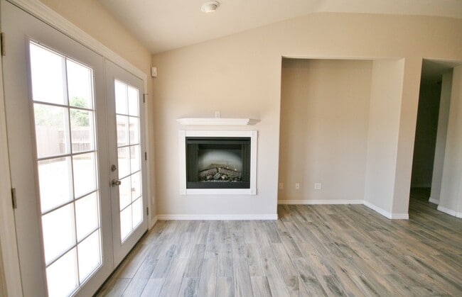 Building Photo - Zia School District, Newer Three bedroom