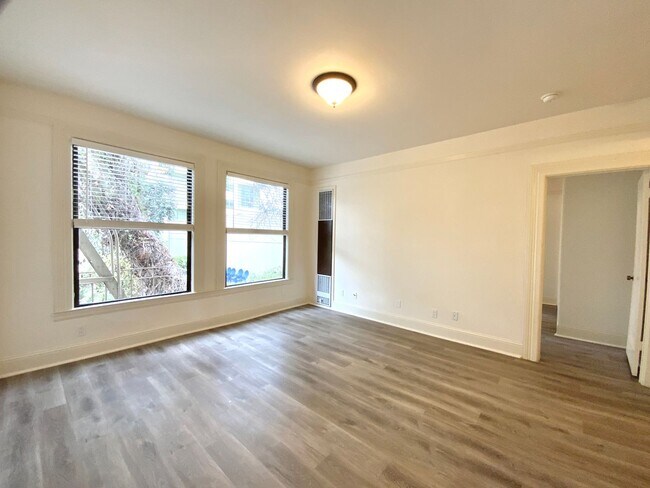 Foto del edificio - UPDATED 1BR! DISHWASHER! HARDWOOD! Laundry On-Site