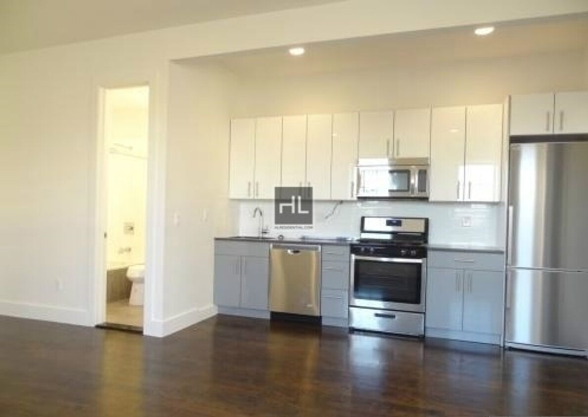 Foto principal - CENTRAL AVENUE / Spacious Bushwick 4 Bed 2...