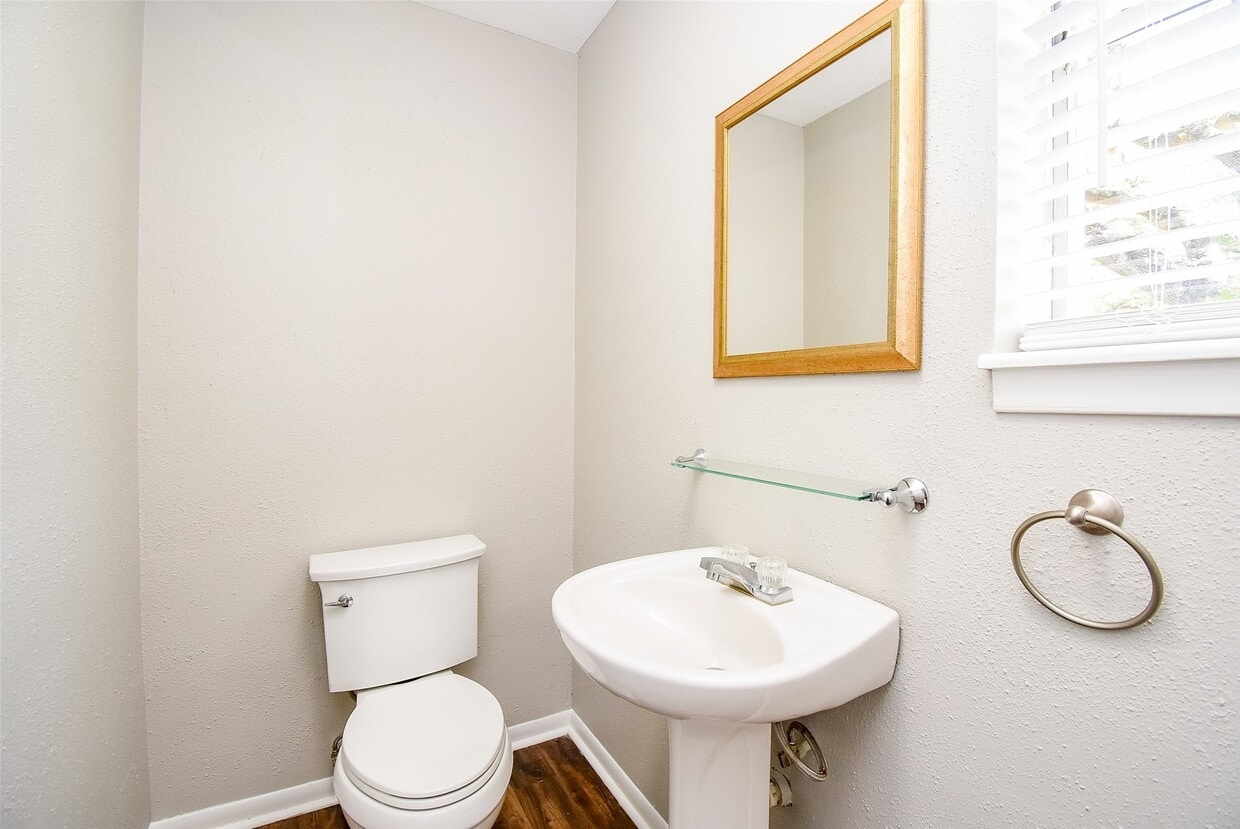 Primary Photo - 1119 Edgewood Dr