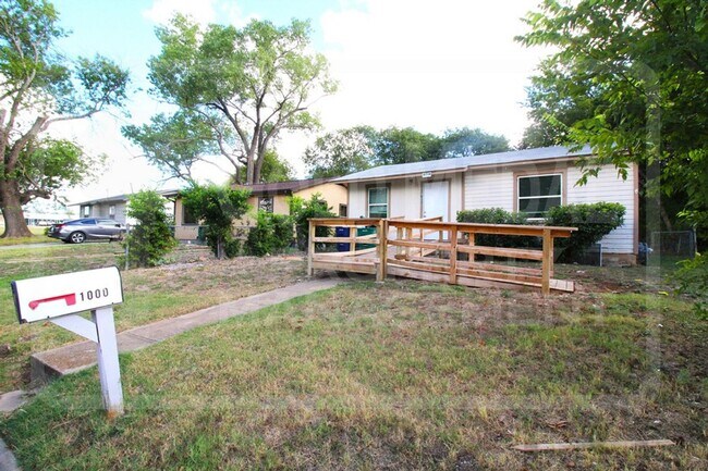 Building Photo - Spacious 2-Bed, 1-Bath Home in Copperas Co...