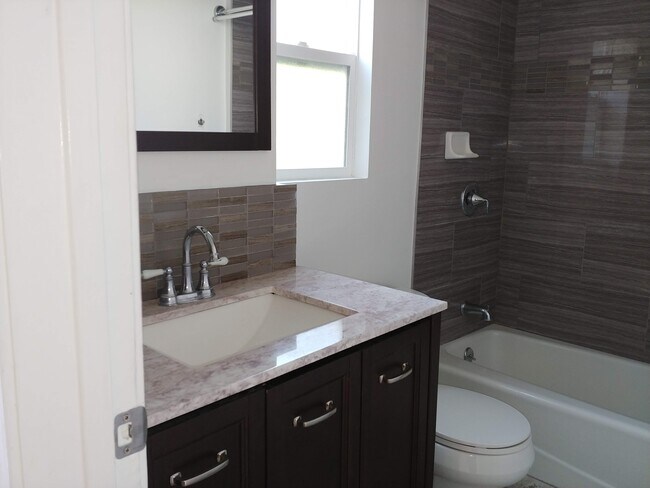 Baño - 649 N Harper Ave