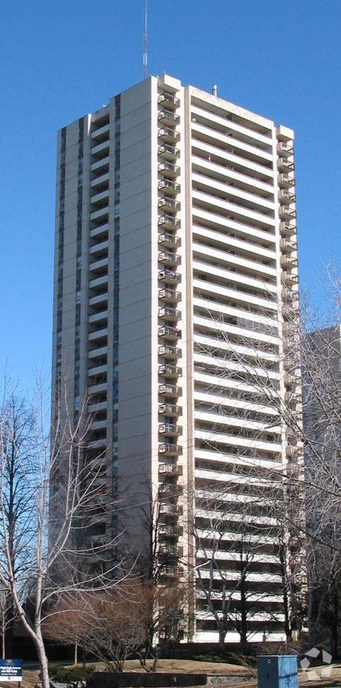 Building Photo - Glenlake Avenue