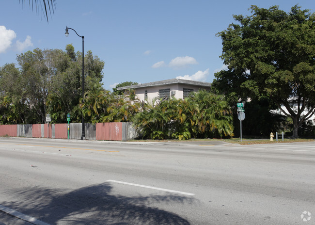 Building Photo - 1467 S LeJeune Rd