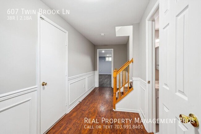 Foto del edificio - 607 Twin Brook Ln