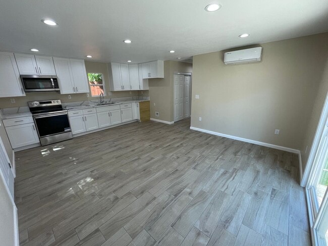 Building Photo - Norman Way (5565)