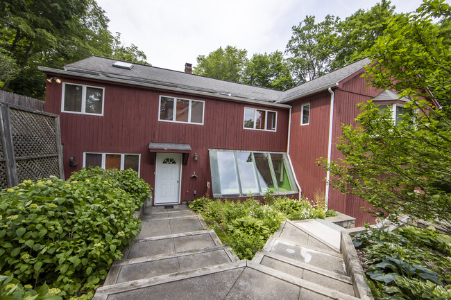 Building Photo - 326 Wilton Rd E